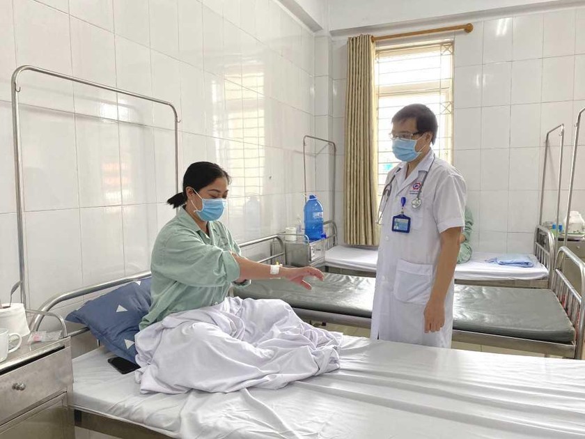 Bác sỹ thăm khám cho bệnh nhân điều trị sốt xuất huyết tại bệnh viện Bãi Cháy.