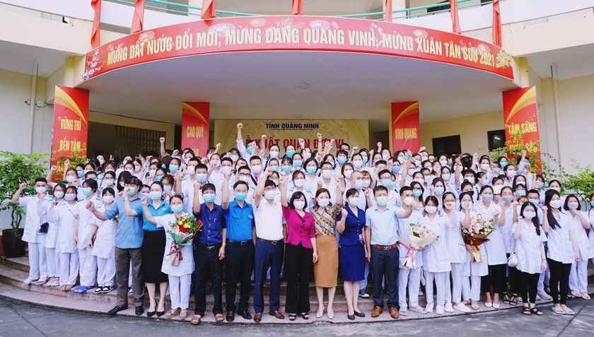 Lần xuất quân đợt 6, Quảng Ninh cử đoàn 500 cán bộ, nhân viên y tế tham gia chống dịch tại Hà Nội.