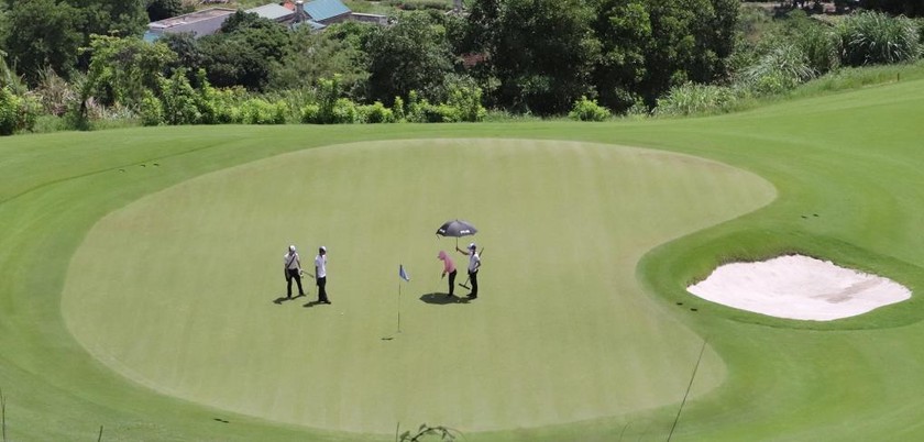 Khách du lịch trải nghiệm đánh Golf tại khu nghỉ dưỡng FLC Grand Hạ Long. Ảnh: CTTĐT Quảng Ninh