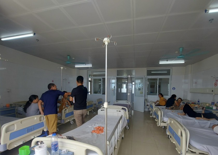 Một số trẻ đang nằm điều trị tại phòng 507, Trung tâm y tế huyện Hải Hà. Ảnh: QH