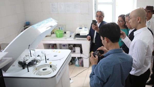 Một trong những thiết bị xét nghiệm hiện đại vừa được bàn giao cho hai Trung tâm Y tế Ân Thi và Kim Động.