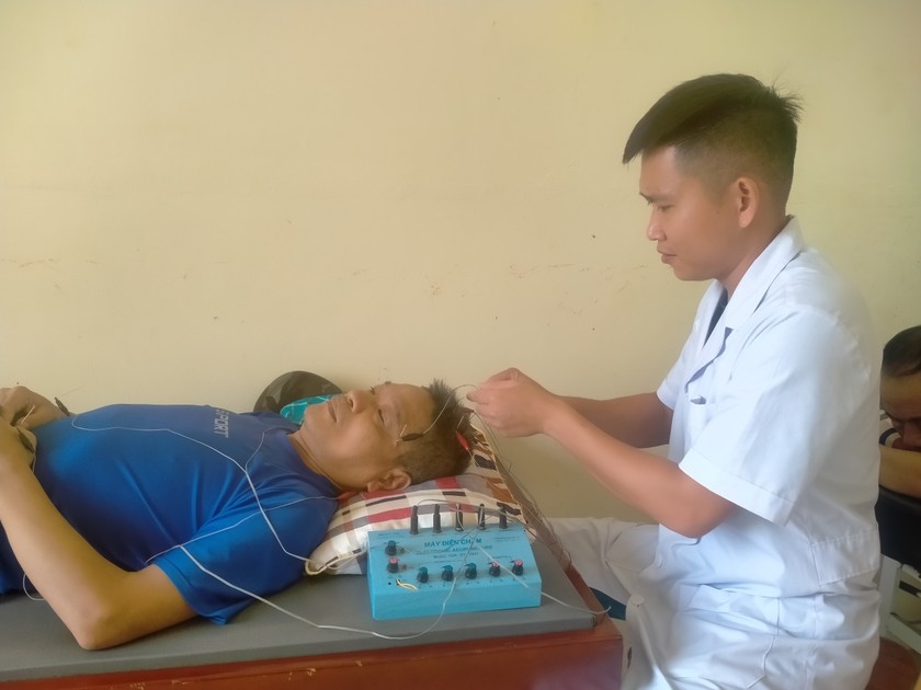 Bác sĩ đang khám cho bệnh nhân là người đồng bào DTTS tại huyện Lương Sơn.