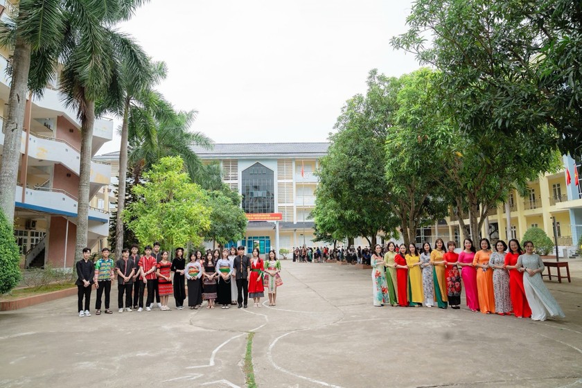 Đội ngũ Giảng viên và Sinh viên Trường Dự bị Đại học Dân tộc Sầm Sơn.