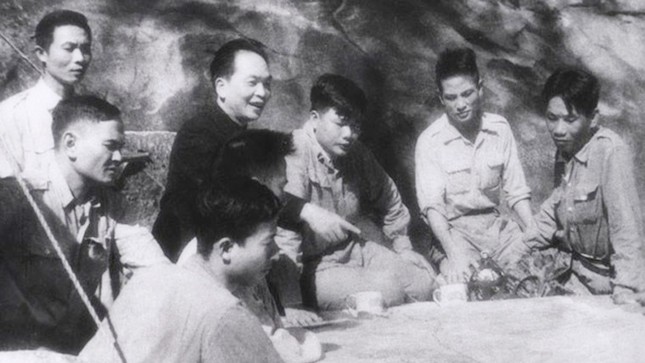 Đại tướng Võ Nguyên Giáp cùng cán bộ chỉ huy họp bàn kế hoạch tác chiến trong chiến dịch Điện Biên Phủ (1954)