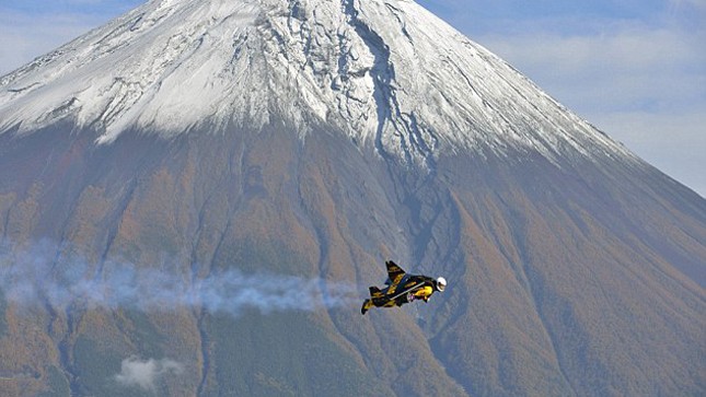 Bay quanh núi Phú Sĩ với đôi cánh gắn động cơ 