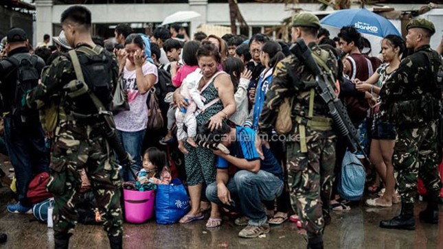 lNhững người dân ở sân bay Tacloban. 