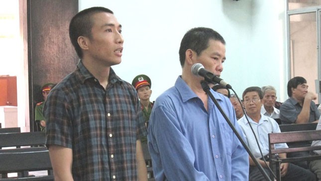 Bị cáo Nguyễn Mạnh Hà (bên trái) và Trần Anh Hùng. Ảnh: Bình Nguyên