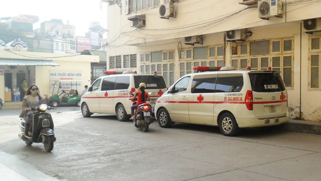 l Hai xe cứu thương “nhái” nằm ngay trước cửa hàng thuốc Bệnh viện Bạch Mai (ảnh chụp ngày 3/11).