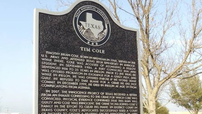 Bia tưởng niệm dựng gần mộ Tim Cole