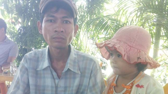 Anh Lê Phú Bốn và con gái út 3 tuổi đi ăn xin kiếm tiền chạy thận