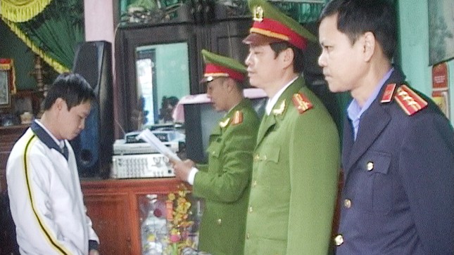 lCơ quan điều tra Công an Thừa Thiên Huế đọc lệnh bắt Phan Văn Tuấn.