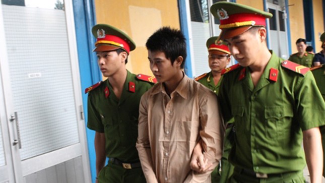 Dẫn giải bị cáo Nguyễn Văn Hùng