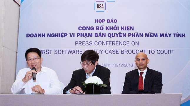 Ông Hà Thân (bên trái) - Tổng Giám đốc Cty Lạc Việt phát biểu tại cuộc họp báo.