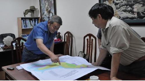 Ông Lê Minh Hải (trái) chỉ trên sơ đồ những mảnh đất của ông.