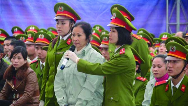Nguyễn Thị Bích Ngọc (tức Bé, 42 tuổi, trú ở huyện Hiệp Hòa, tỉnh Bắc Giang) cầm đầu đường dây thứ nhất