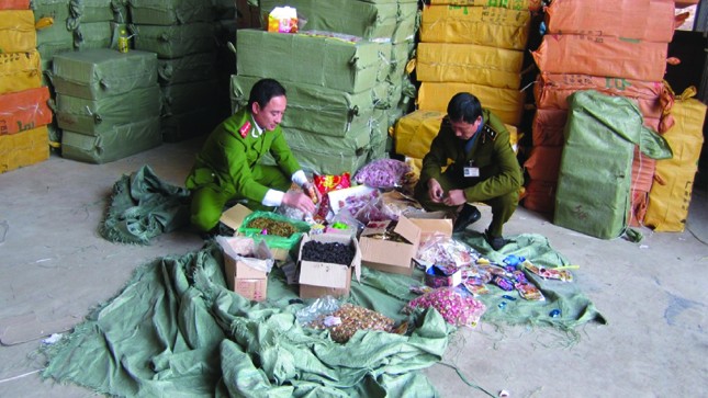 Hàng chục tấn hàng hóa là bánh kẹo, hạt dẻ cười, bim bim được nhập lậu từ Trung Quốc về tiêu thụ trong dịp Tết bị C49 bắt giữ.