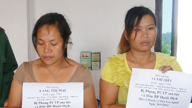 Hai “mẹ mìn” Lang Thị Mai và Vi Thị Hiểu tại cơ quan điều tra Bộ đội Biên phòng.