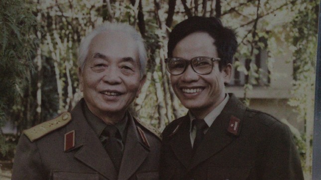 Đại tướng Võ Nguyên Giáp và họa sĩ Lê Duy Ứng.