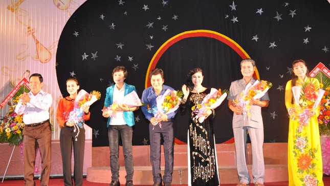 Bí thư Tỉnh ủy Trần Thế Ngọc tặng hoa cho các nghệ sĩ Tiền Giang diễn vở cải lương “Sợi tơ hồng”.