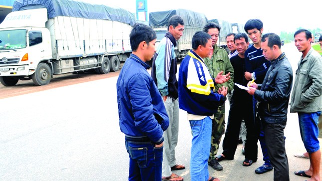 Lái xe đường dài vây quanh phóng viên Báo PLVN "giãi bày" lý do “cõng” hàng quá tải.