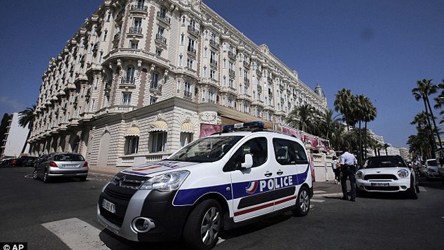 Cảnh sát Pháp phong tỏa khách sạn Carlton vào tháng 7 năm ngoái, sau khi  thành viên Báo Hồng tổ chức một vụ cướp nữ trang lớn ở đây