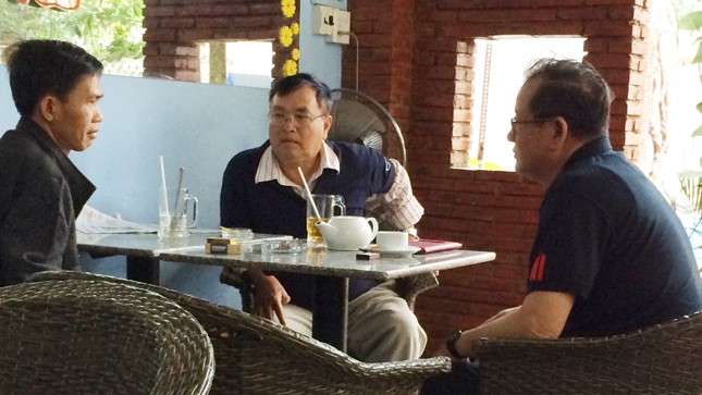 Kiểm sát viên Thu (ngoài cùng bên trái) gặp và làm việc với ông Chương, ông Thọ tại quán cà phê Phú Sỹ.