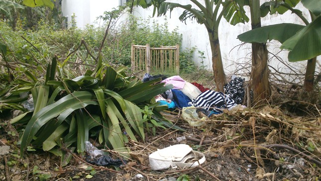 Quần áo của nạn nhân bị Trung bắt cắt, vứt ra ngoài vườn