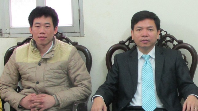 Vũ Phan Điền (trái) và LS Nguyễn Hồng Bách sau khi được tuyên vô tội.
