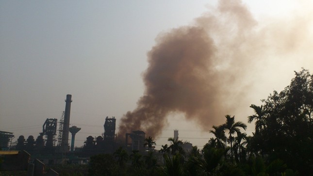 Nhà máy luyện gang Vạn Lợi nhả khói “đen trời” khiến cuộc sống người dân đảo lộn