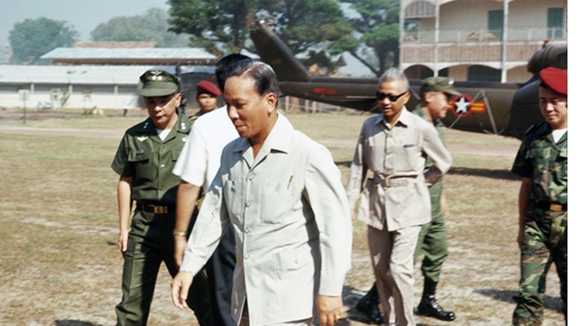 Nguyễn Văn Minh (ngoài cùng bên trái) có “ô dù” là Tổng thống Nguyễn Văn Thiệu