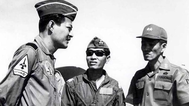 Chuẩn tướng Nguyễn Huy Ánh (giữa), người được “ông đạo nhỏ” khuyên đi tu sớm đã chết vì tai nạn máy bay