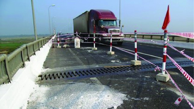 Cầu Đà Rằng đang xuất hiện những hư hỏng thuộc diện “hiếm gặp” khiến cây cầu bị lô xệch.