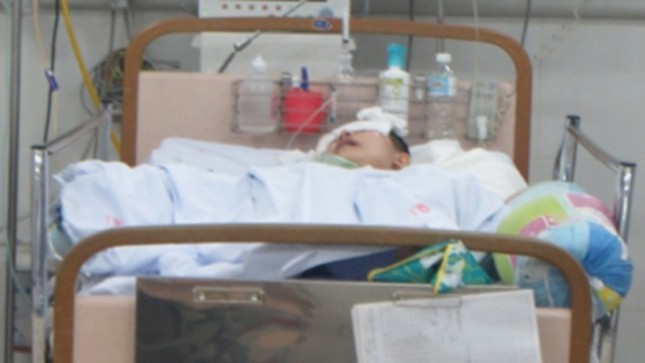 Nữ sinh Hoàng Thị Quyên tại bệnh viện Saint Pauil. Ảnh Lường Toán