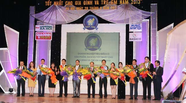 Ông Nguyễn Trọng Đàm, Thứ trưởng Bộ LĐ-TB&XH (bên phải) trao giải cho các doanh nghiệp đoạt giải