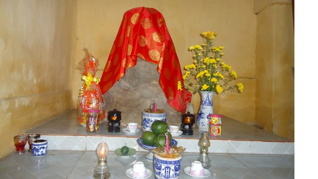 Cận cảnh hòn đá được may áo, thờ phụng trang nghiêm trong chùa Hiệp Thiên