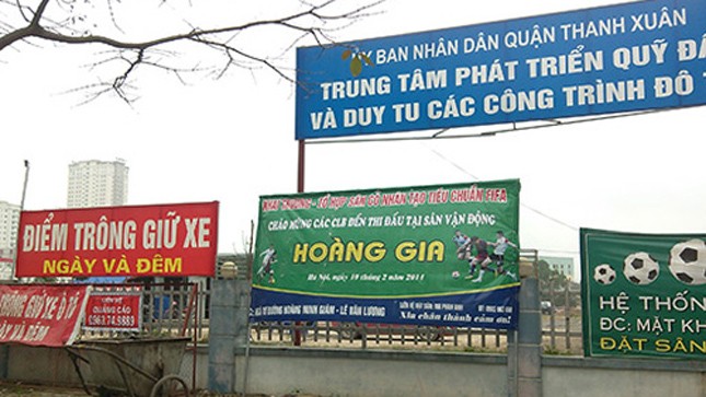 Khu đất thuộc dự án công viên hồ điều hòa Trung Hòa, Nhân Chính quận Thanh Xuân trở thành điểm kinh doanh bãi đỗ xe, sân bóng và các dịch vụ khác, nay thành phố yêu cầu tạm dừng mọi hoạt động trong khu dự án này. Ảnh: KTNT.