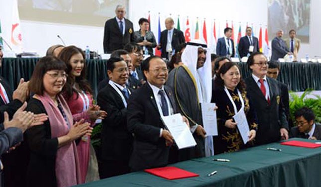 Chủ tịch OCA Sheikh Ahmad Fahad al-Sabah trao quyết định đăng cai ASIAD 18 cho đoàn Việt Nam 