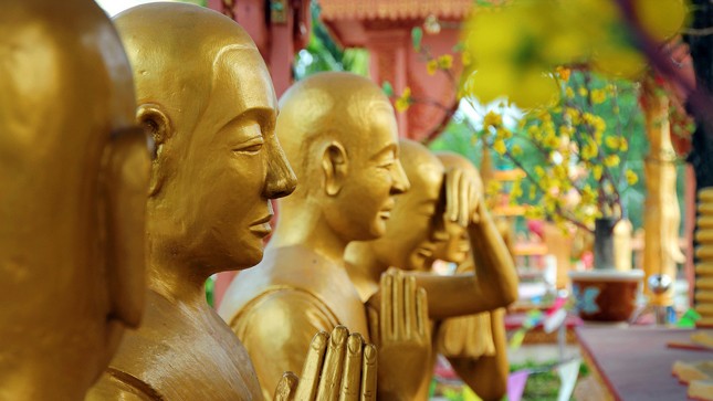 Trong chùa còn lưu giữ hệ thống 90 pho tượng Phật cổ.