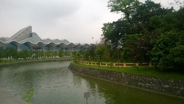Bên trái hồ nước là Trung tâm hội nghị quốc gia, phải là ngôi đền