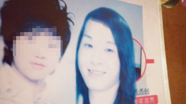 Tấm hình của Nhi (tóc dài, áo xanh) nhìn không khác gì một người con gái được ghép chung với một nghệ sĩ Hàn Quốc