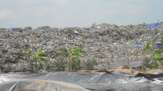 Núi rác ở bãi rác Ô Môn