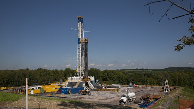  Fracking đang được thực hiện tại một giếng khai thác khí gas thiên nhiên