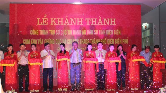 Bộ trưởng Hà Hùng Cường cùng lãnh đạo Tỉnh ủy, HĐND, UBND cắt băng khánh thành trụ sở Cục THADS Điện Biên.
