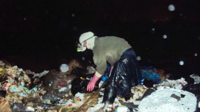 Người dân nhặt rác mưu sinh hàng đêm ở bãi rác Nam Sơn