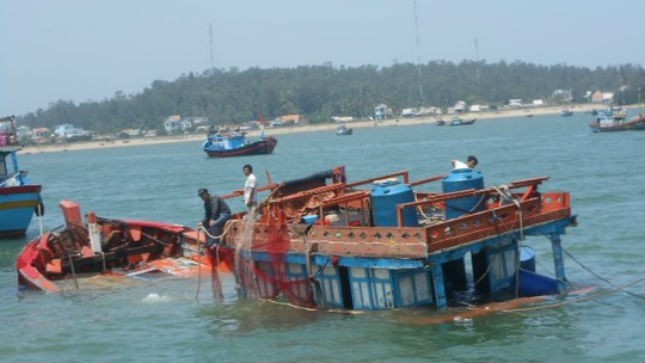 Tàu cá Trung Quốc đâm chìm tàu cá của ngư dân Đà Nẵng
