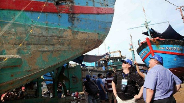 Đại biểu trong nước và quốc tế thị sát tàu cá ĐNa 90152 bị tàu Trung Quốc tấn công đâm chìm trên vùng biển Việt Nam (Nguồn: TTXVN)