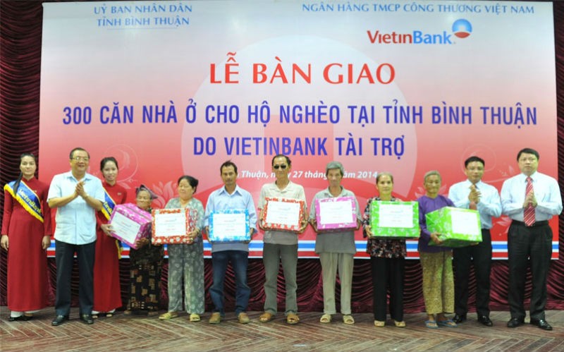 Đại diện các hộ gia đình nhận quà tặng từ VietinBank
