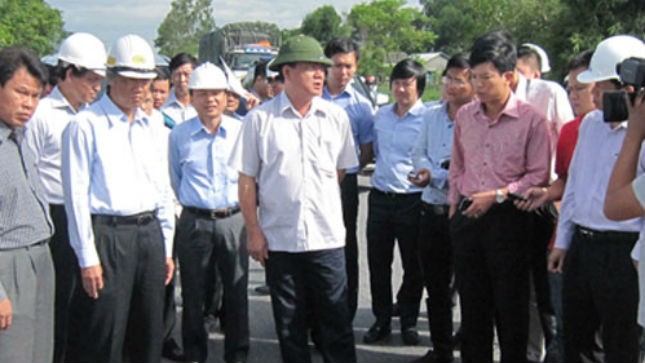 Bộ trưởng Đinh La Thăng trực tiếp kiểm tra hiện trường - Ảnh: B.N.L
