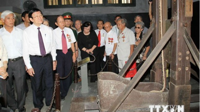 Chủ tịch nước Trương Tấn Sang thăm Khu di tích nhà tù Hỏa Lò.