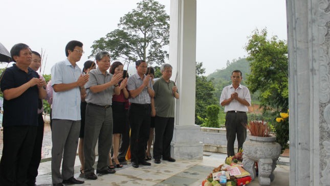 Bộ trưởng Hà Hùng Cường cùng đoàn công tác Bộ Tư pháp tới dâng hương tại Di tích lịch sử Trụ sở Bộ Tư pháp ngày 24/8/2013.
